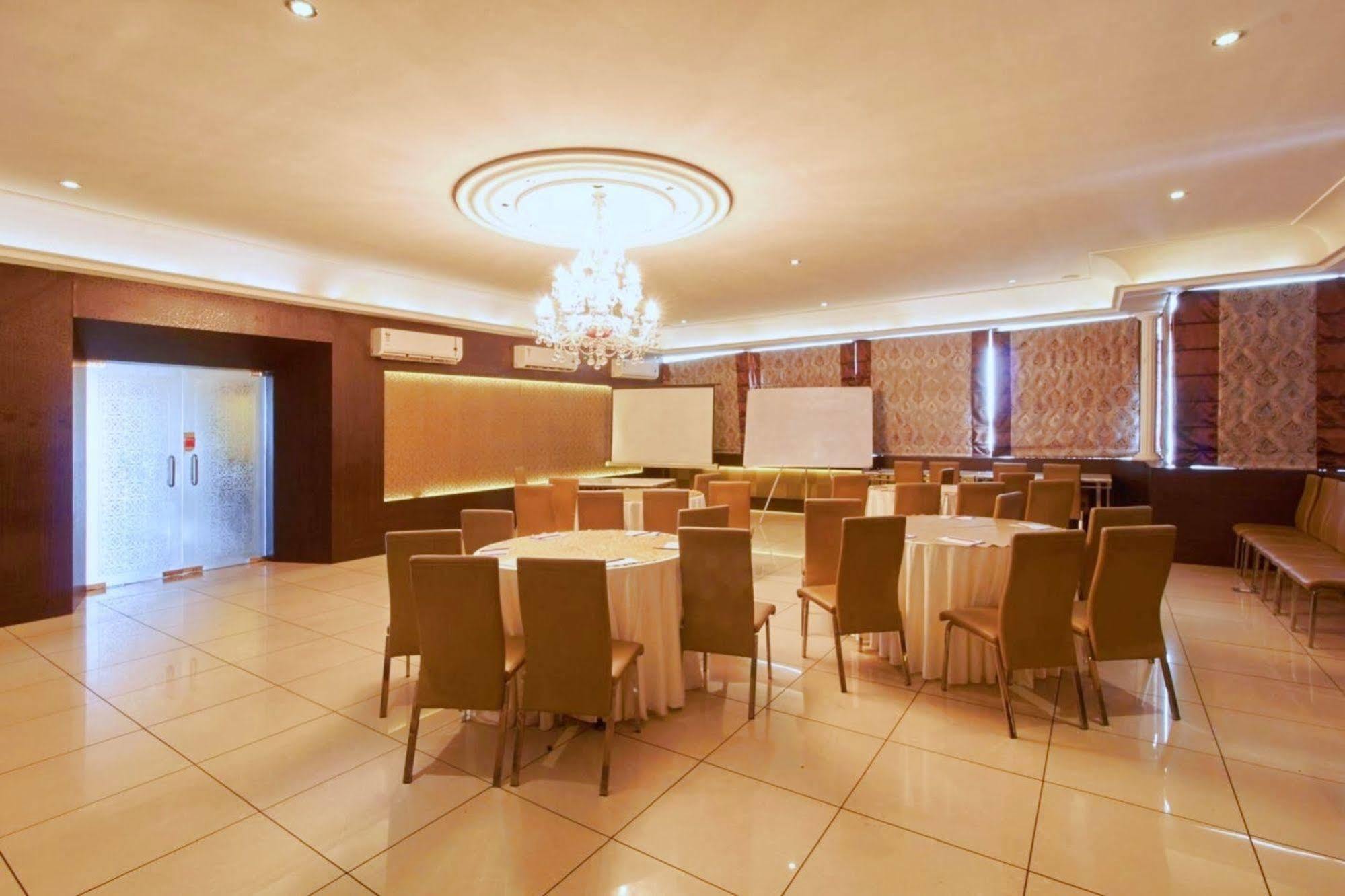 Genx Banjara Hill 1589 Hotel Haiderabad Buitenkant foto